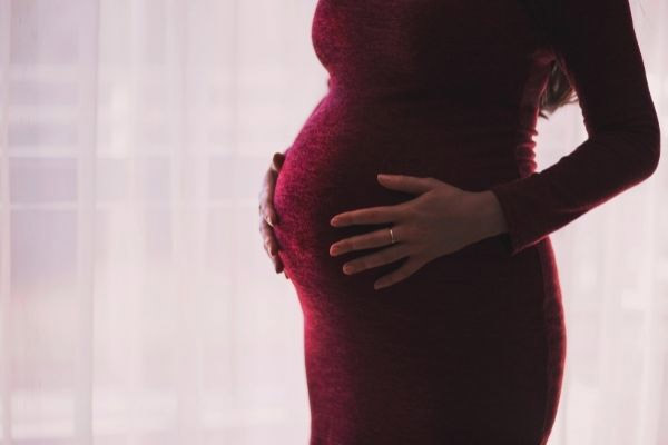 Mang thai là nguyên nhân gây rạn da đỏ phổ biến